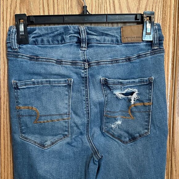 Women’s American Eagle size 6 Short Distressed Blue Women's Jeans - Picture 3 of 7